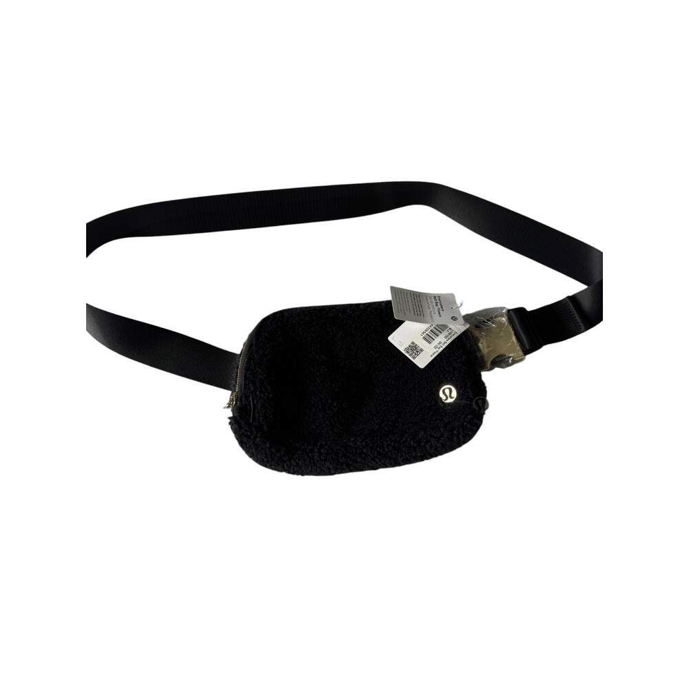 Lululemon Everywhere Belt Bag Fleece Black LU9B18S gold hardware NWT - Picture 1 of 8